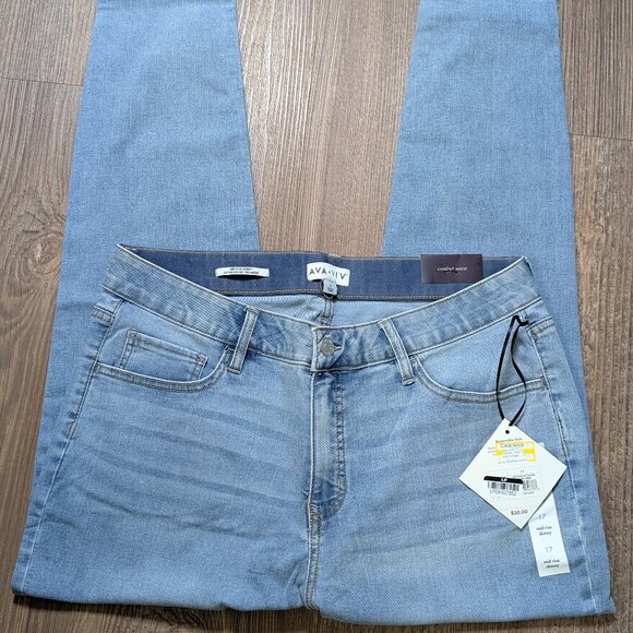 New Ava & Viv Women's Mid-Rise Skinny Medium Wash Jeans. Size 17 - Picture 1 of 4